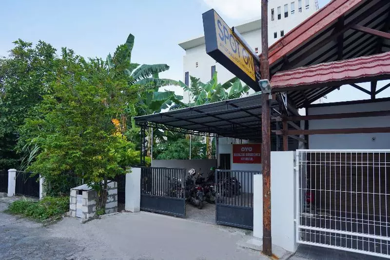 Alberg Spot On 2479 Berkah Residence Syariah