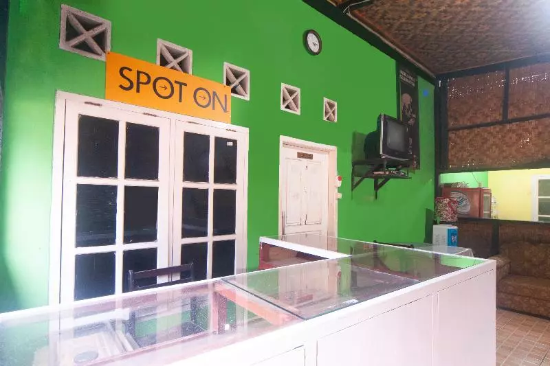 ユースホステル Spot On 2501 Rendy Putra Malingping