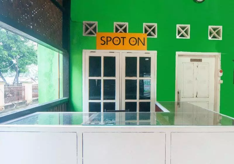 ユースホステル Spot On 2501 Rendy Putra Malingping