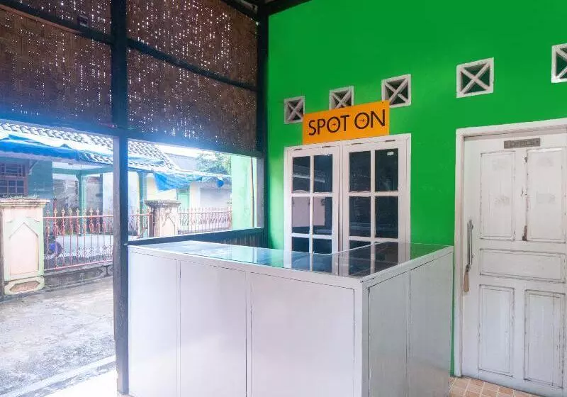 ユースホステル Spot On 2501 Rendy Putra Malingping