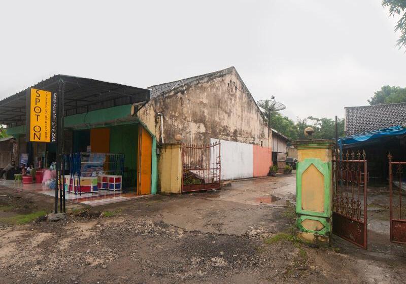 Общежитие Spot On 2501 Rendy Putra Malingping