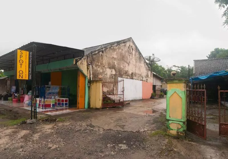 ユースホステル Spot On 2501 Rendy Putra Malingping