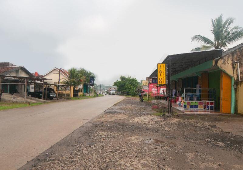 Общежитие Spot On 2501 Rendy Putra Malingping