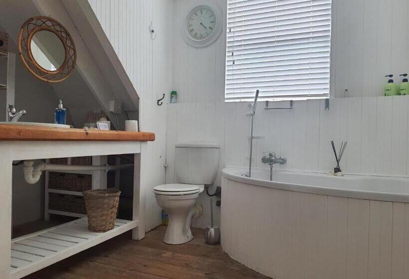 بنسيون West Coast Seaside Getaway