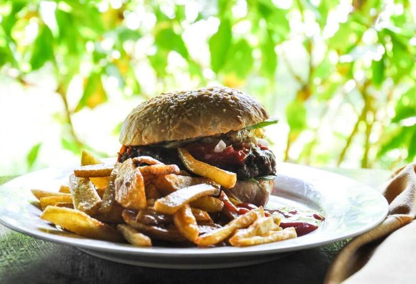 فندق Ankobra Beach Resort