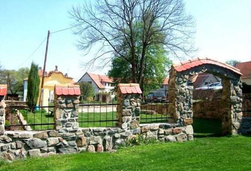 פנסיון Penzion Zámek Lešany