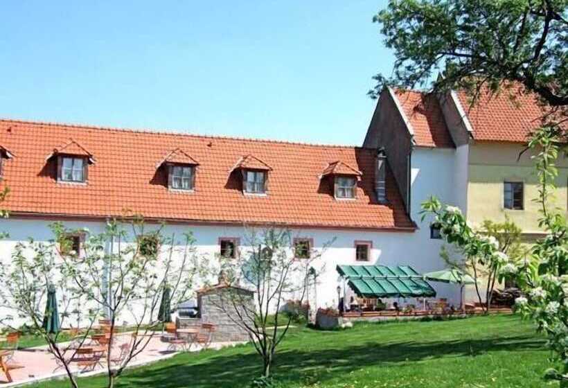 פנסיון Penzion Zámek Lešany