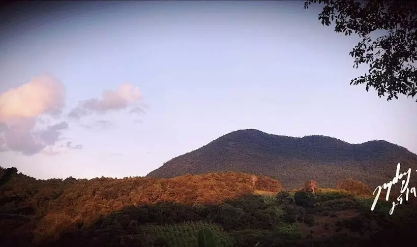 هتل Chiangkhan River Green Hill
