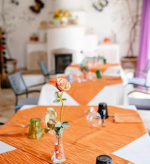 Maaseutuhotelli Agritur Maso Alle Rose B&b E Restaurant