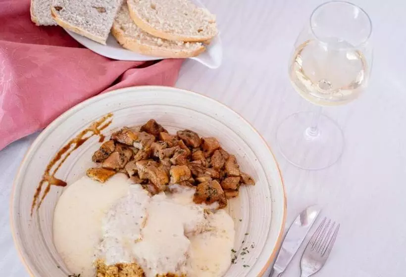 Maaseutuhotelli Agritur Maso Alle Rose B&b E Restaurant