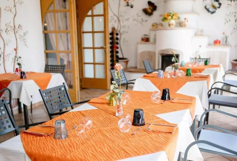 Maaseutuhotelli Agritur Maso Alle Rose B&b E Restaurant