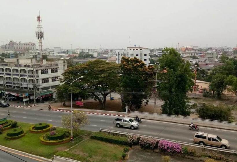 ホテル Sutharnlai Apartment