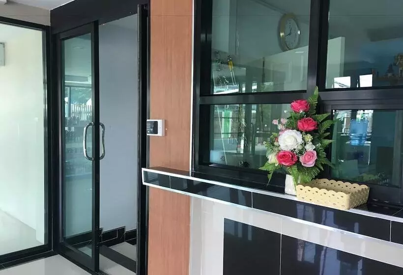 ホテル Sutharnlai Apartment