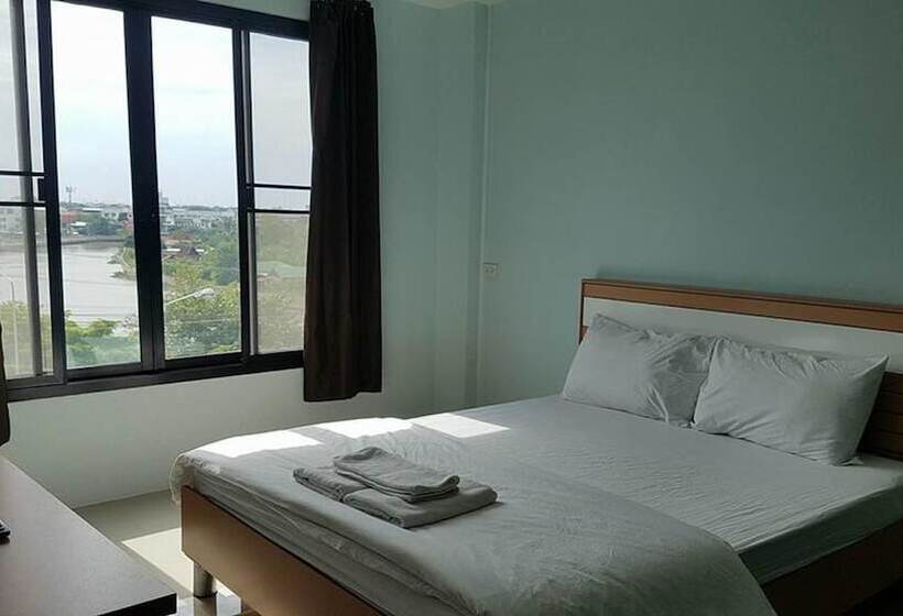 ホテル Sutharnlai Apartment