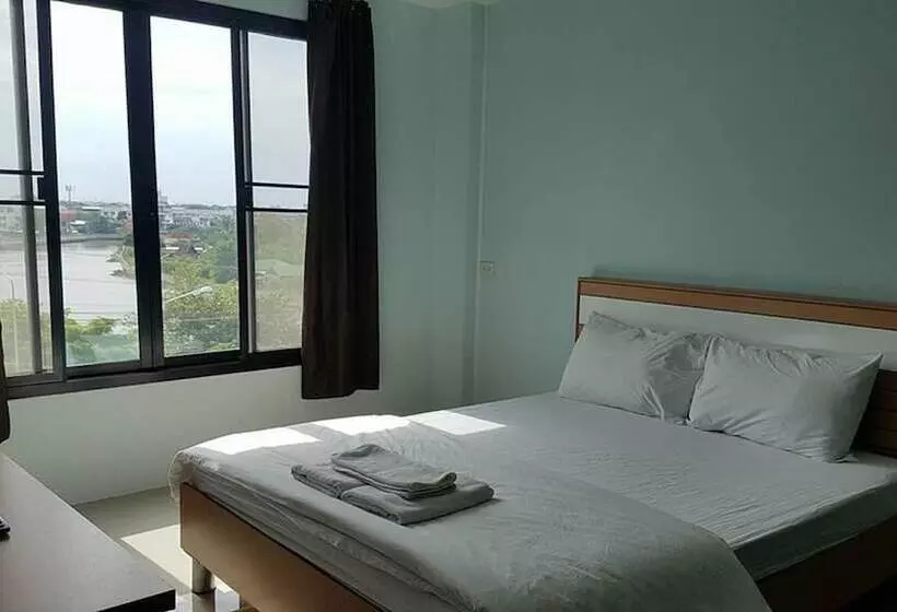 ホテル Sutharnlai Apartment