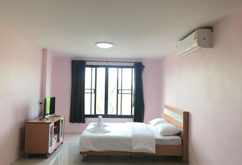 ホテル Sutharnlai Apartment