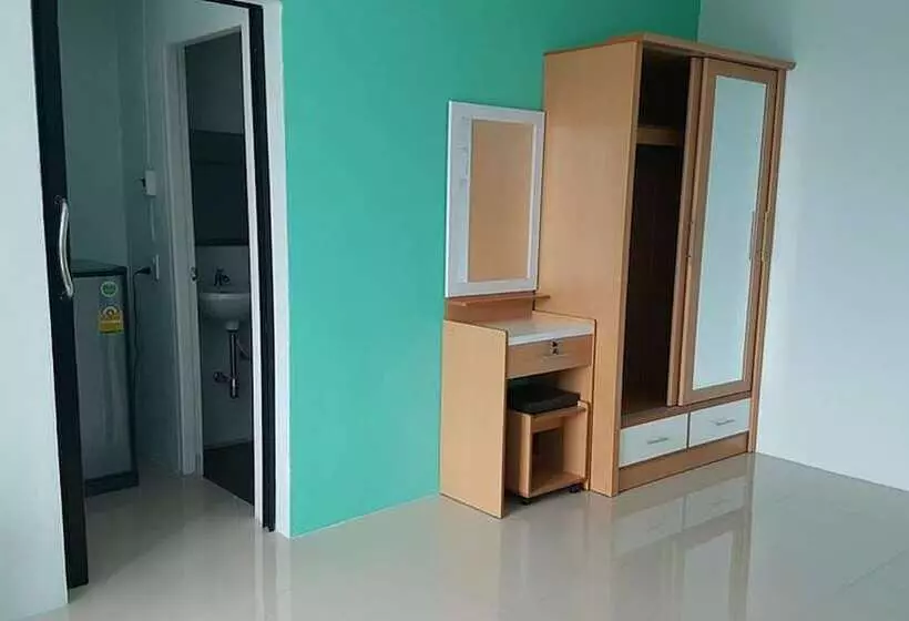 ホテル Sutharnlai Apartment