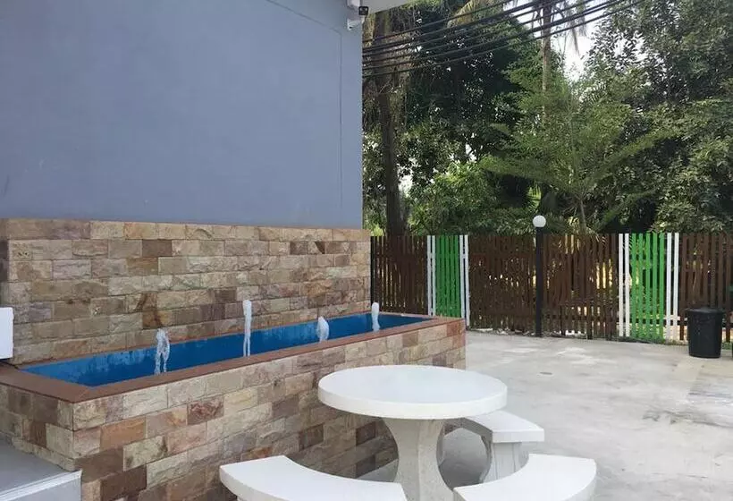 ホテル Sutharnlai Apartment