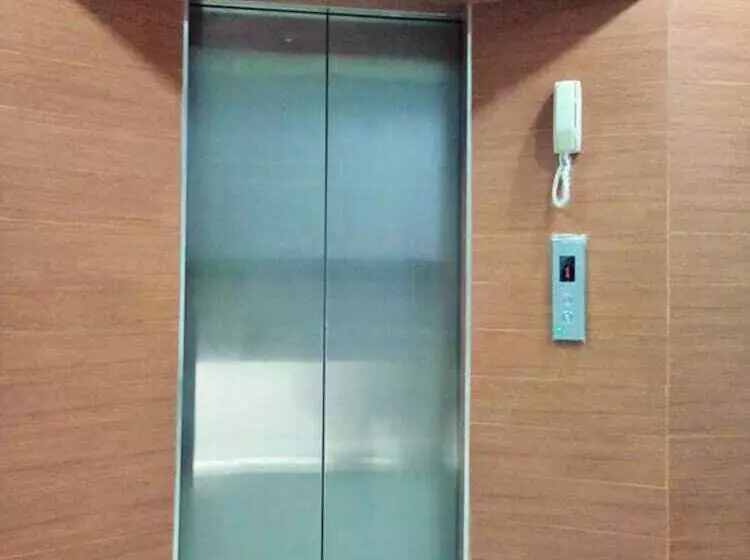 ホテル Sutharnlai Apartment