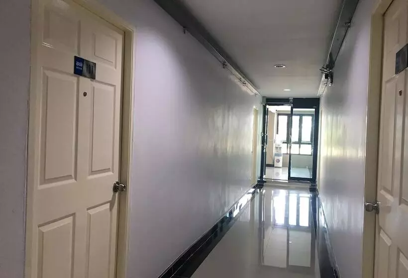 ホテル Sutharnlai Apartment