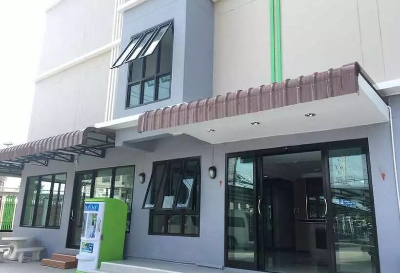 ホテル Sutharnlai Apartment