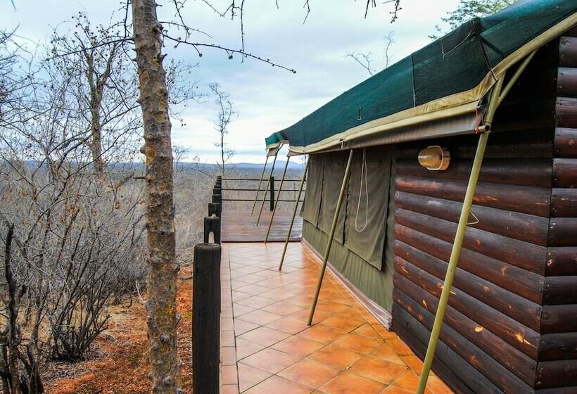 בית מלון כפרי Zingela Nature Reserve  Baobab Tented Camp