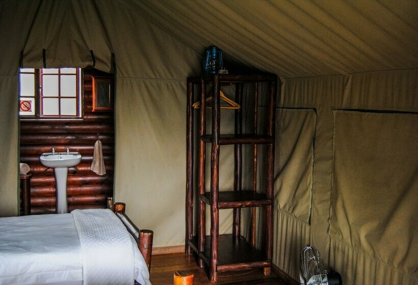 בית מלון כפרי Zingela Nature Reserve  Baobab Tented Camp