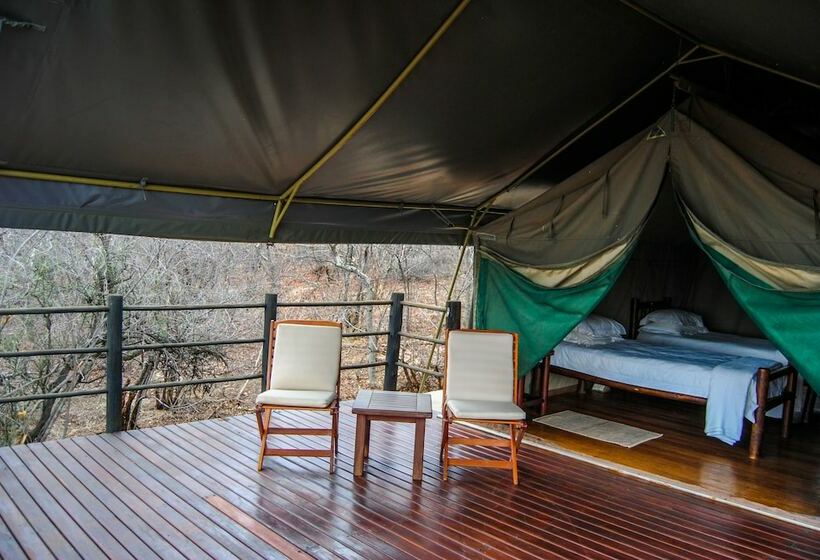 בית מלון כפרי Zingela Nature Reserve  Baobab Tented Camp