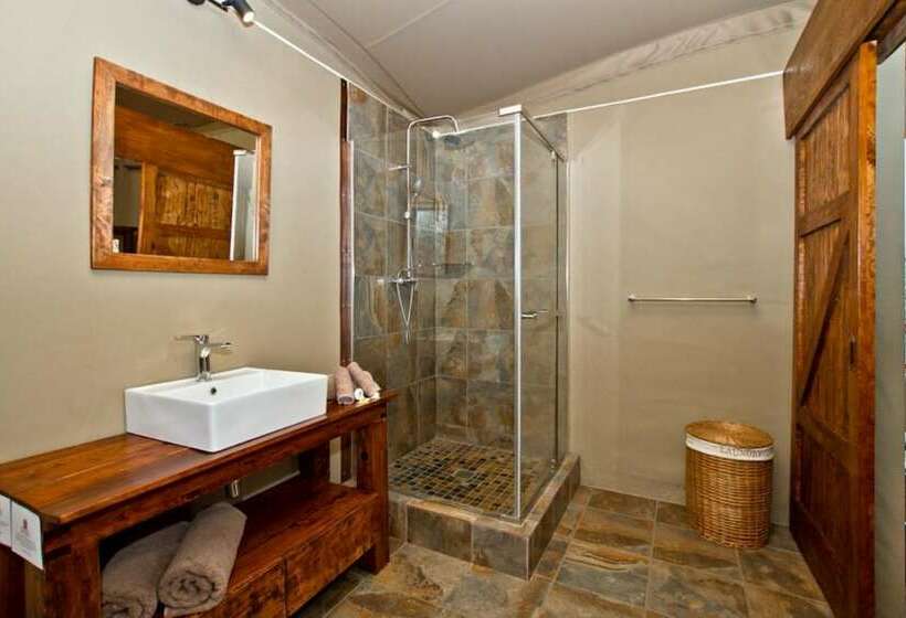 בית מלון כפרי Zingela Nature Reserve  Baobab Tented Camp