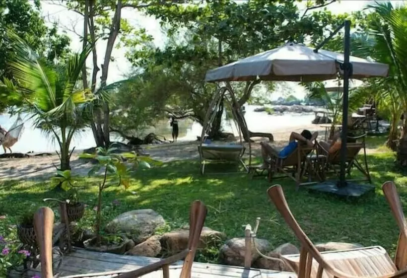 هتل Mantakiri Island Resort Private Island