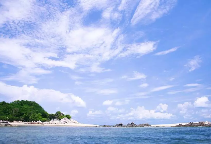 هتل Mantakiri Island Resort Private Island