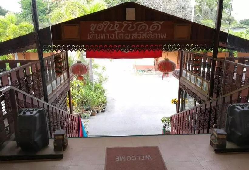 ホテル Puengluang