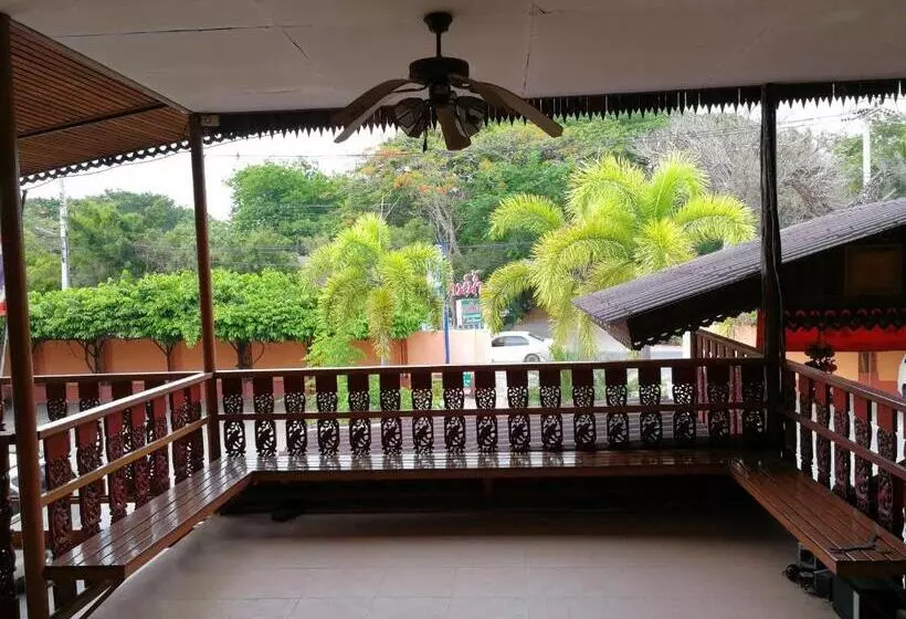 ホテル Puengluang