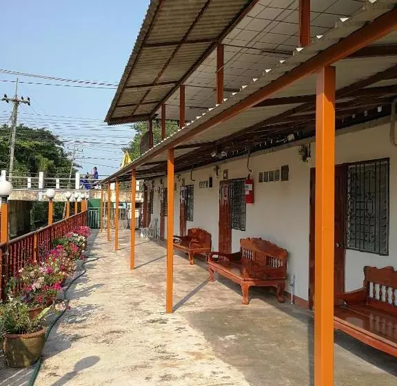 ホテル Puengluang