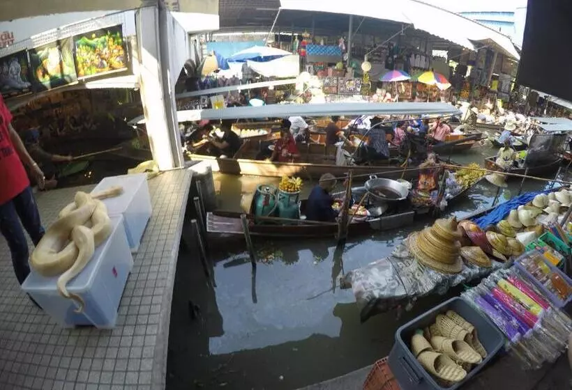 ホテル Puengluang