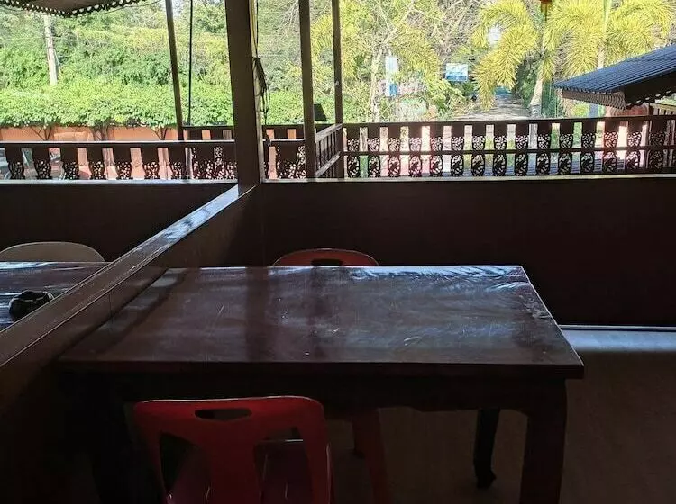 ホテル Puengluang