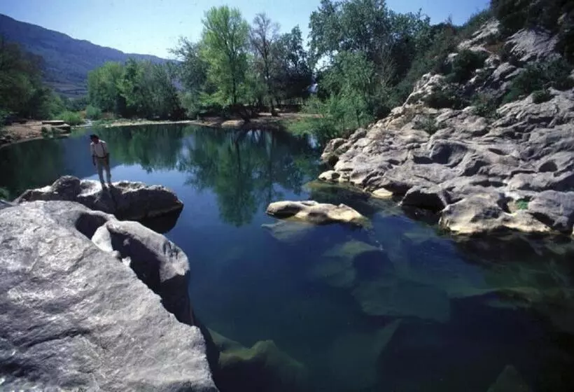 Majatalo Chambres D Hôtes Et Gîtes  L Abri Sous Roche