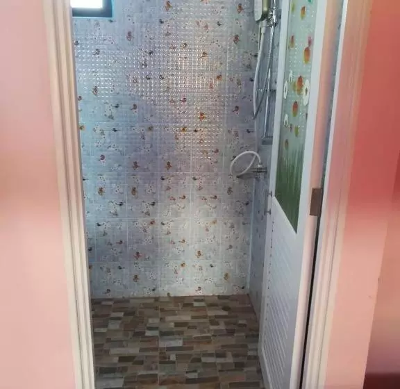 ペンション Chomlay Room & Restaurant