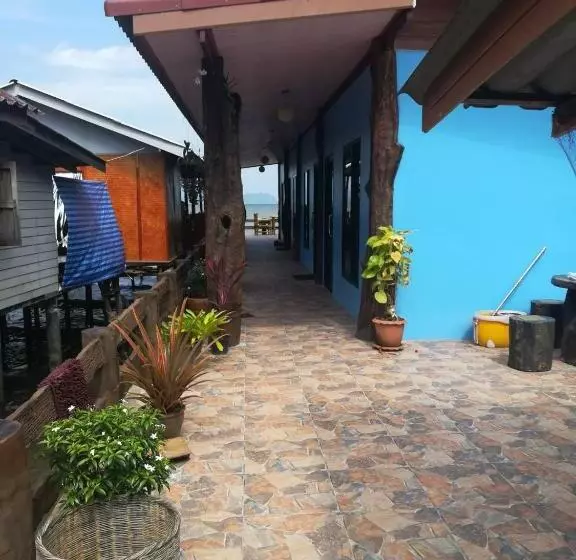 ペンション Chomlay Room & Restaurant