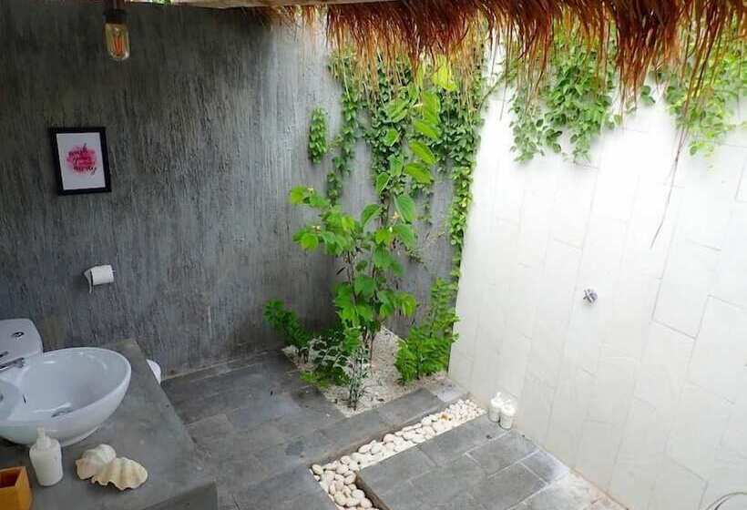 ペンション Maleo Moyo Seaside Resort