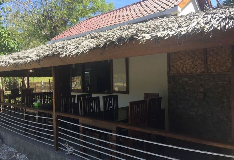 ペンション Maleo Moyo Seaside Resort