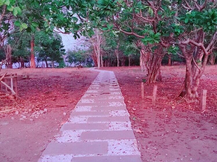 ペンション Maleo Moyo Seaside Resort