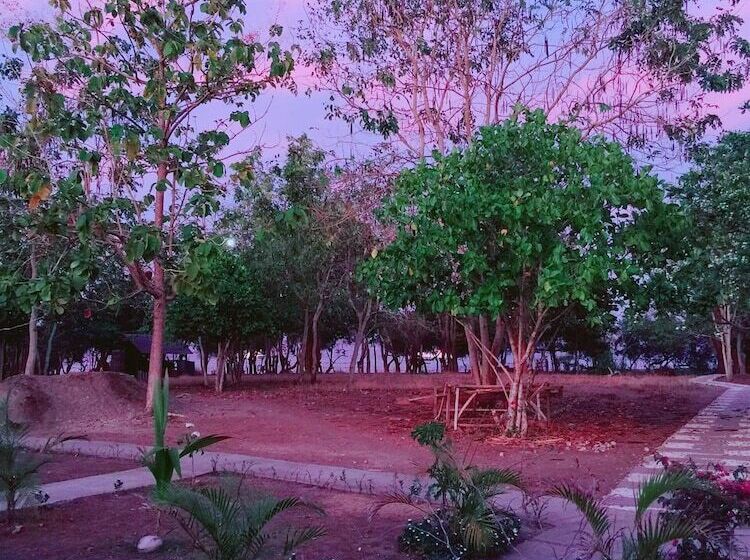 ペンション Maleo Moyo Seaside Resort