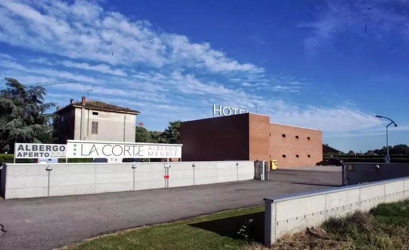 Hotelli La Corte Albergo Meublé