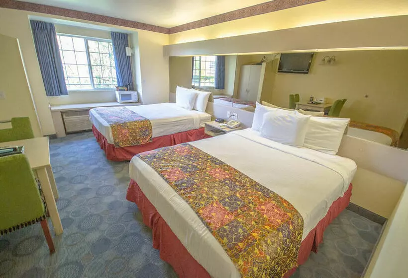 בית מלון כפרי Clarion Inn Auburn Seattle