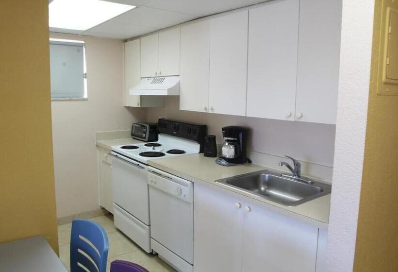 בית מלון כפרי Canada House Beach Club Resort