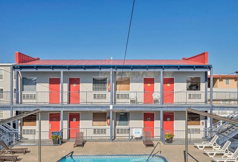 Sea And Breeze Hotel And Condo