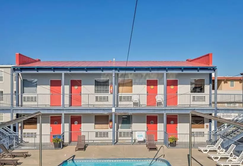 Sea And Breeze Hotel And Condo