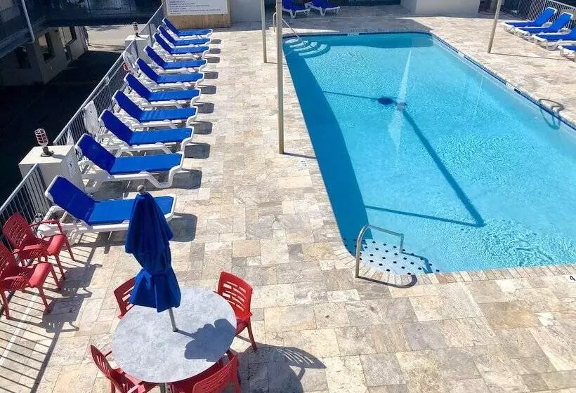 Sea And Breeze Hotel And Condo