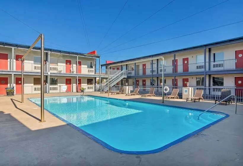 Sea And Breeze Hotel And Condo